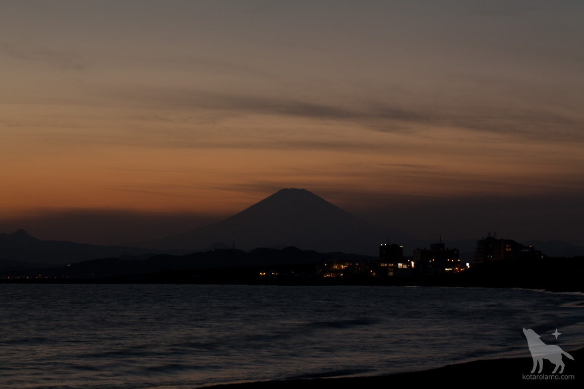 日没間もない富士山