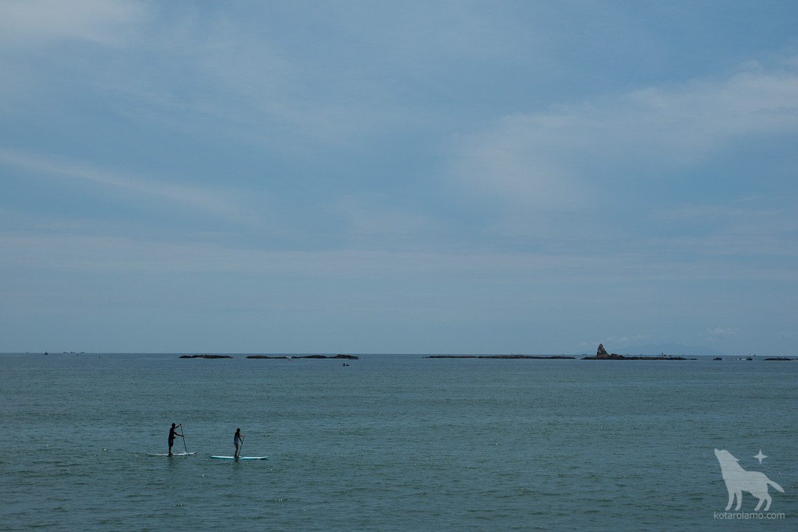 烏帽子岩と海に浮かぶ人たち