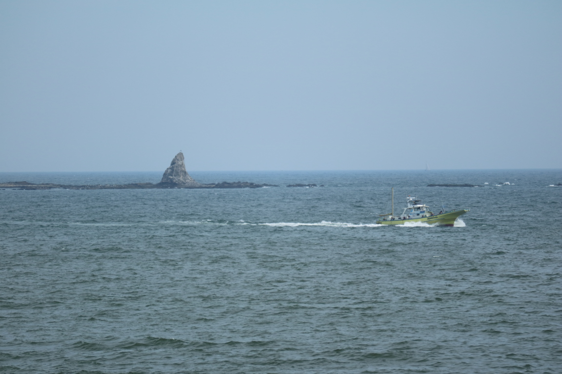 烏帽子岩と漁船