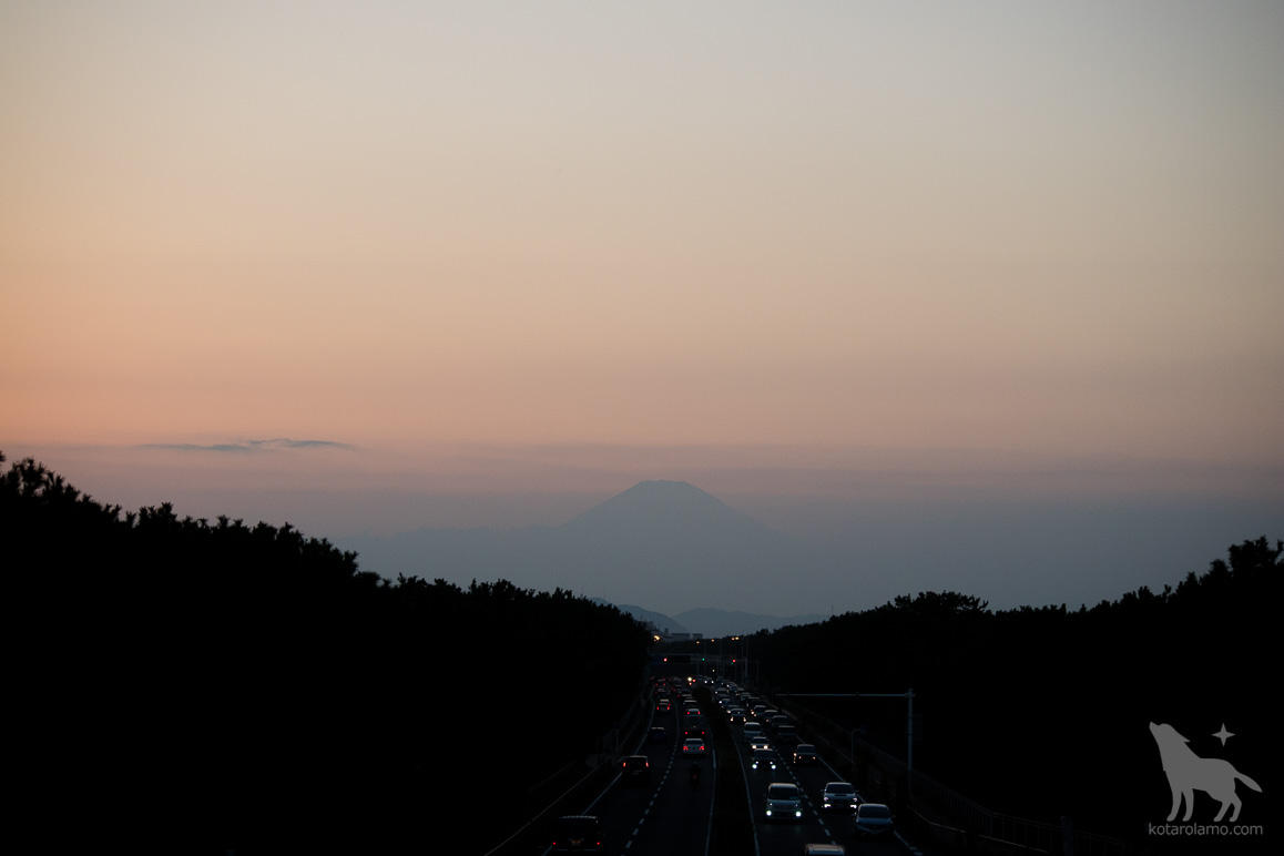 夕暮れ時の富士山。R134より。