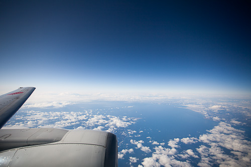 飛行機から眺める空