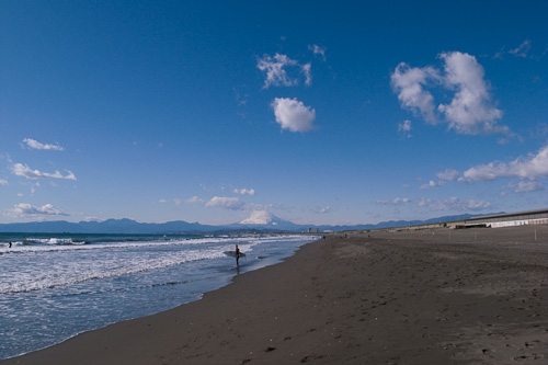 鵠沼海岸と富士山