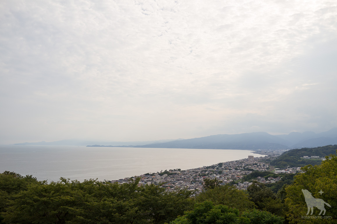 吾妻山展望台から相模湾を眺める