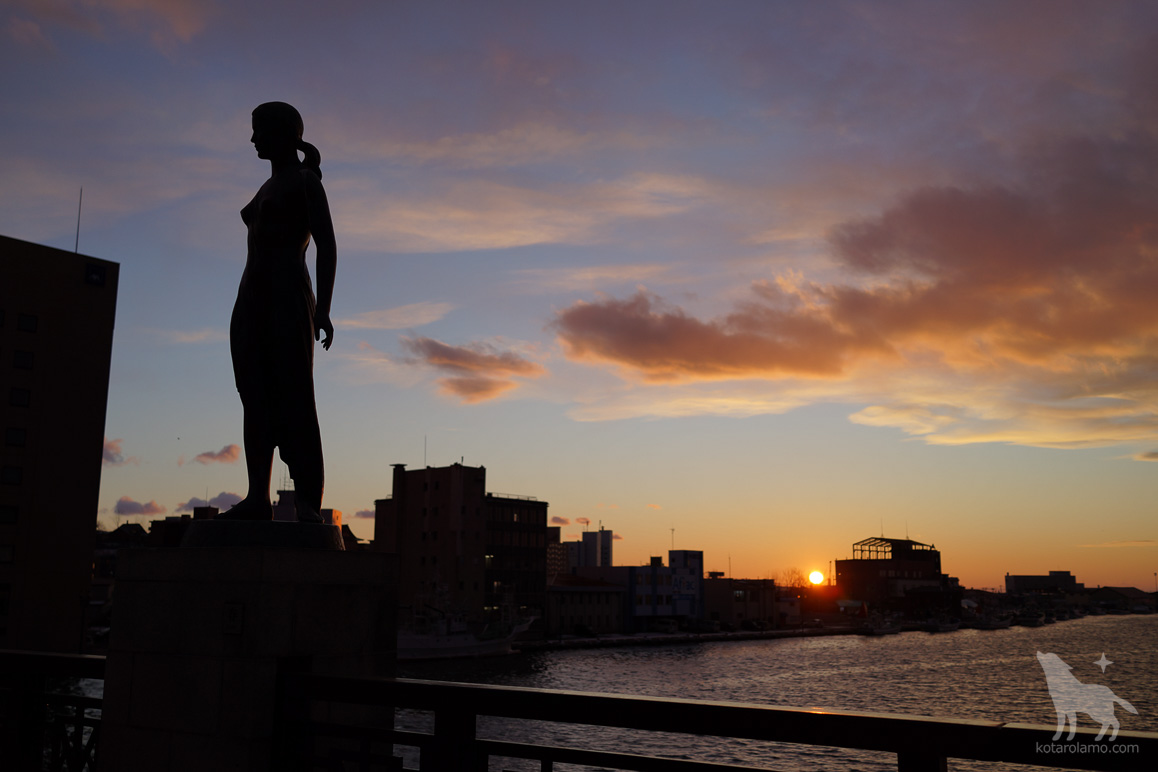 幣舞橋の銅像と、夕日